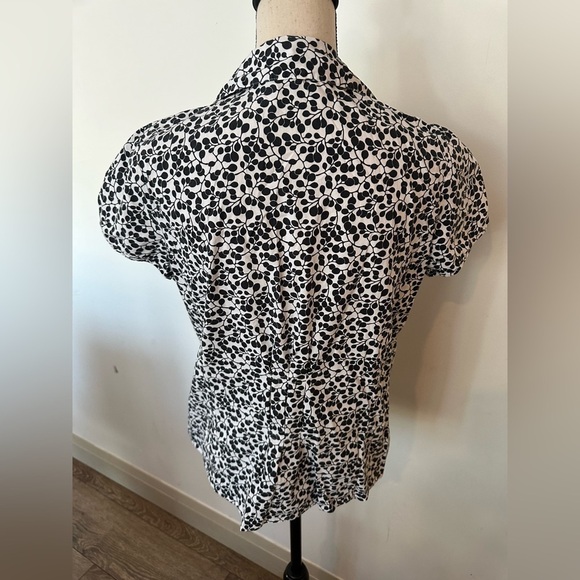 St Johns Bay Stretch allover print blouse top blue and white SZ L button front - Picture 4 of 6